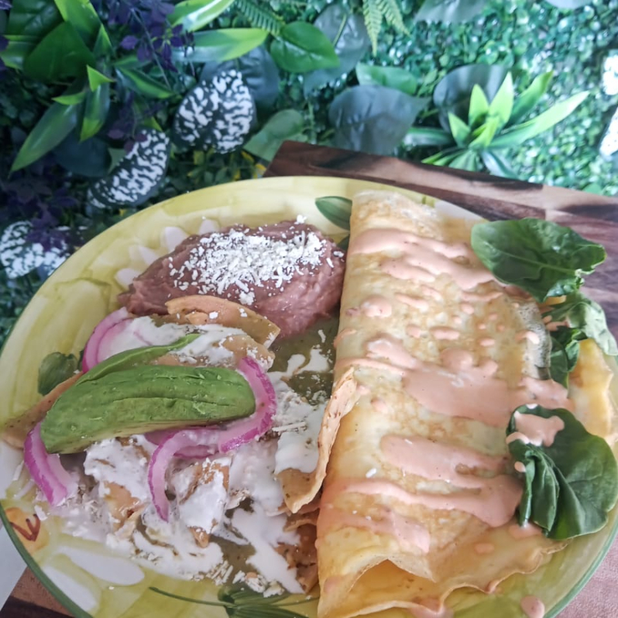 Omelette de espinacas con chilaquiles verdes