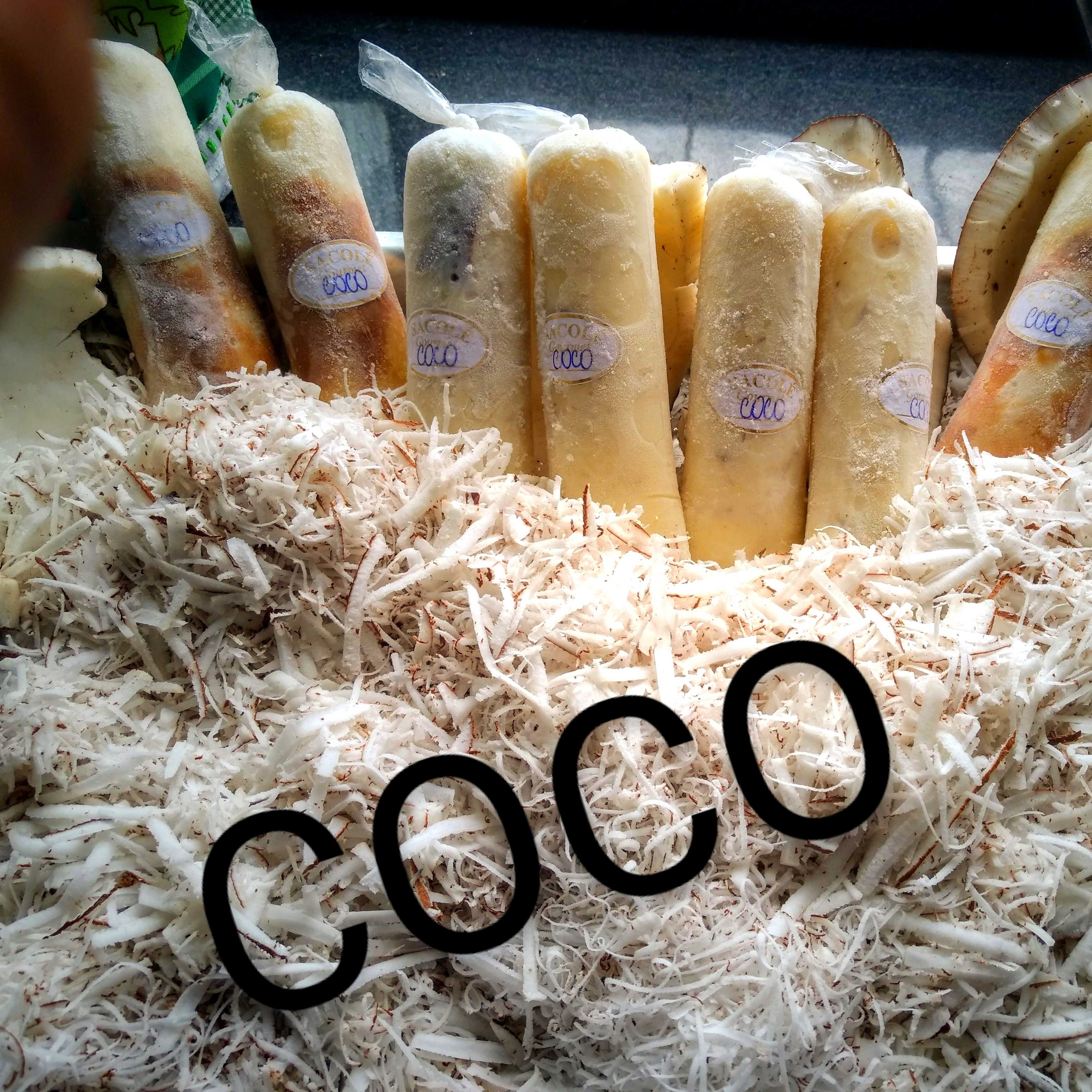 Recheio de coco fresco ralado da fruta, cremoso e macio.