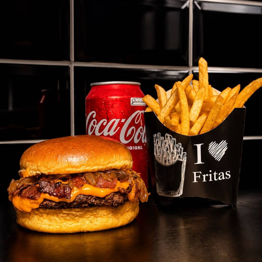 Apresentamos o inigualável 'Combo Vectar Cheddar Bacon + Batata Frita + Refrigerante Lata'. Uma combinação harmoniosa pensada especialmente para você. O suculento burger Vectar é recheado com delicioso queijo cheddar derretido e irresistíveis fatias de bacon crocante. Acompanha uma porção generosa de batatas fritas, perfeitamente douradas e crocantes, que se tornam ainda mais saborosas com a nossa maionese caseira. O refrigerante em lata completa o combo, trazendo refrescância e equilíbrio para esta refeição. Desfrute deste combo promocional com desconto de 20%. Aproveite!