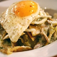 Chilaquiles Verdes con 2 Huevos Estrellados