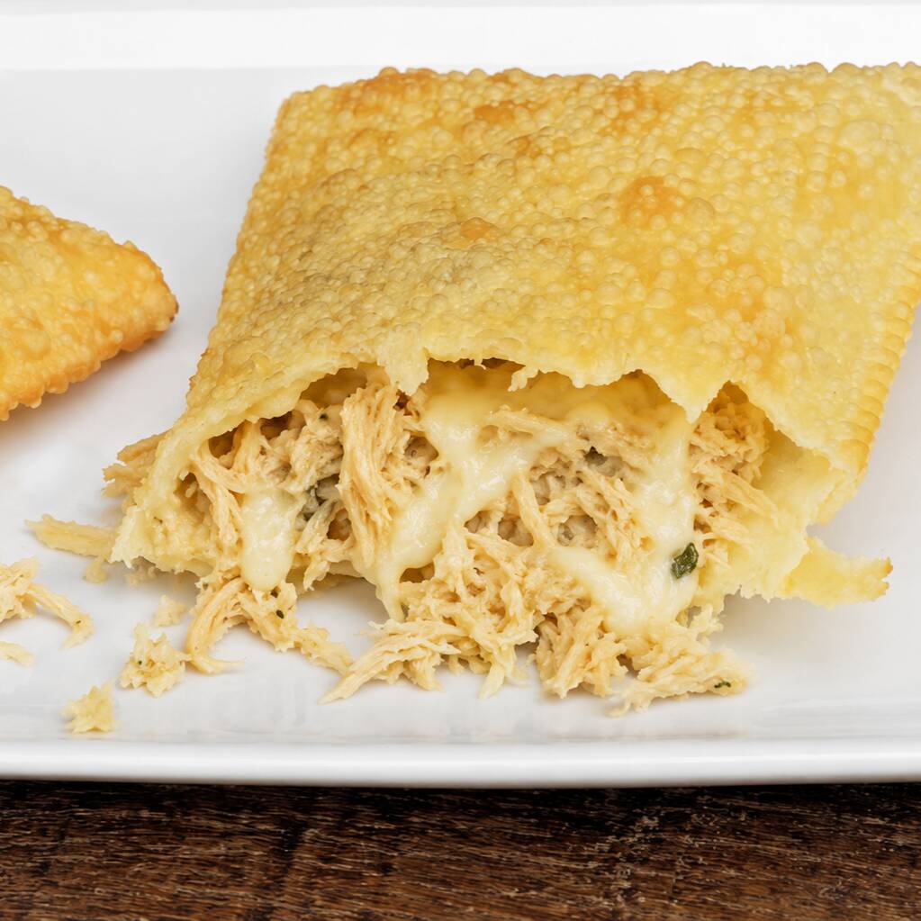 Clássico e irresistível! Massa leve, fina e crocante, frita na hora, recheada com frango desfiado e requeijão temperado com ingredientes selecionados, garantindo muito sabor em cada mordida. Servido sempre quentinho e preparado na hora para chegar até você com máxima qualidade.