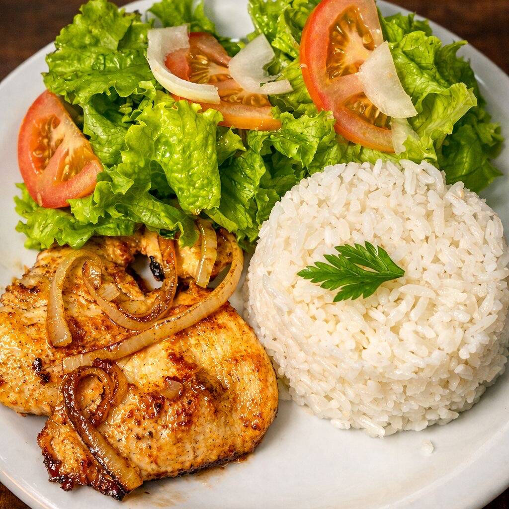 Peito de frango grelhado suculento com cebola dourada, arroz branco soltinho, feijão, farofa e salada fresca com alface e tomate. Uma opção leve, equilibrada e perfeita para o seu almoço.