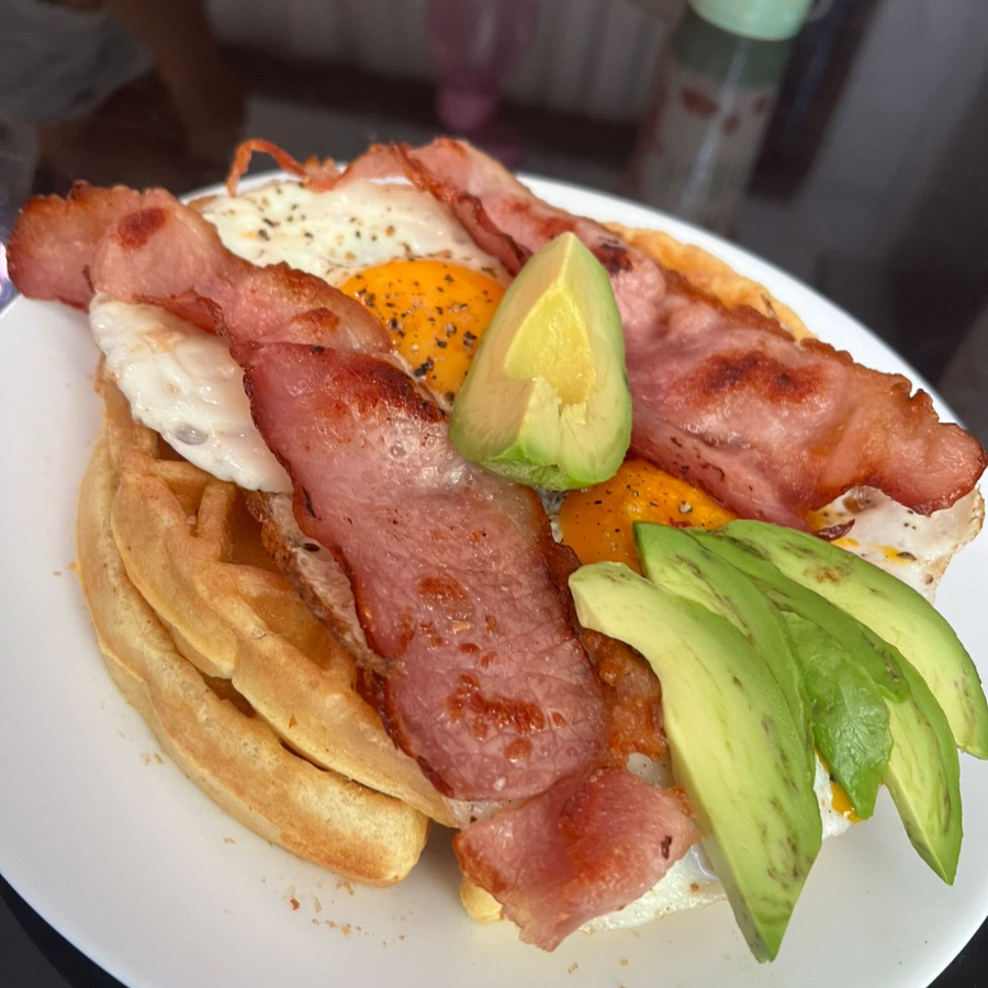Waffle Delux con Huevo, Tocino y Aguacate