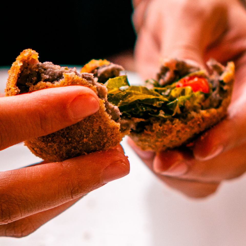 Nossa feijoada em formato de petisco, massa de feijoada cremosa recheada com couve, torresmo, calabresa defumada e pimenta biquinho.