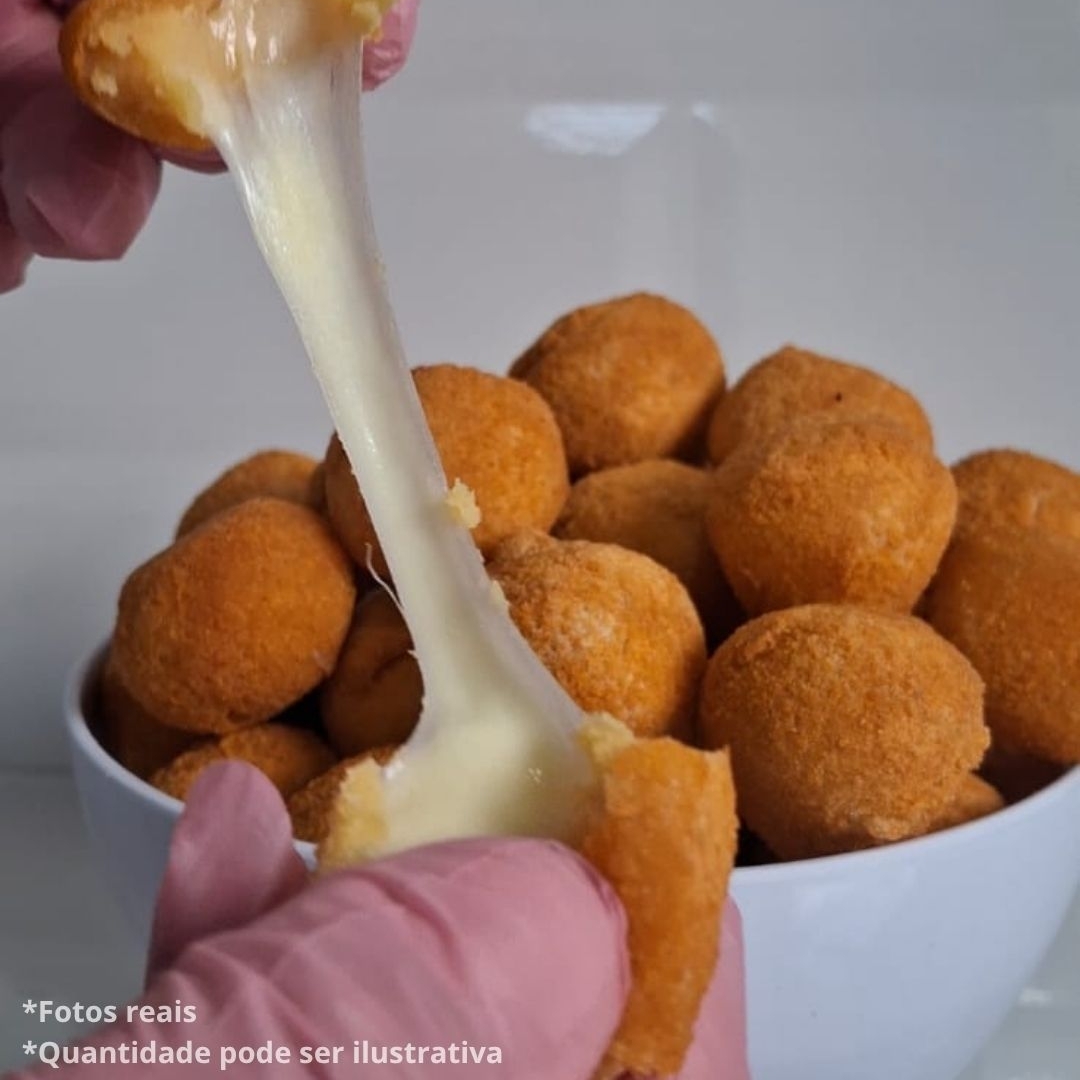 Deliciosos salgados, bem recheados e temperados. Possuem tamanho festa (entre 15 e 18g), ideal para seu evento, confraternização e recepção de amigos. Salgados com massa caseira, saborizadas com temperos naturais e industrializados. Escolha os sabores marcando as opções do cardápio. Em caso de falta de algum sabor será sinalizado no chat e será enviado os demais sabores escolhidos. - A massa básica leva ingredientes com lactose, exceto kibe.