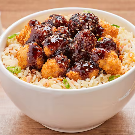 Filé Suíno crocante ao molho oriental, acompanhado de arroz chop suey. Aproximadamente 310g