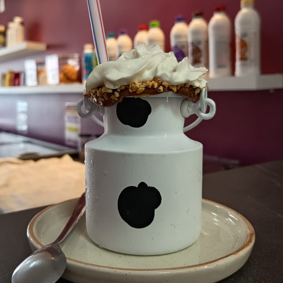 Café Expresso + Sorvete Creme + Doce de Leite + Chantilly + Amendoim