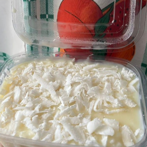 Cuscuz doce bem recheado com leite condensado e coco ralado