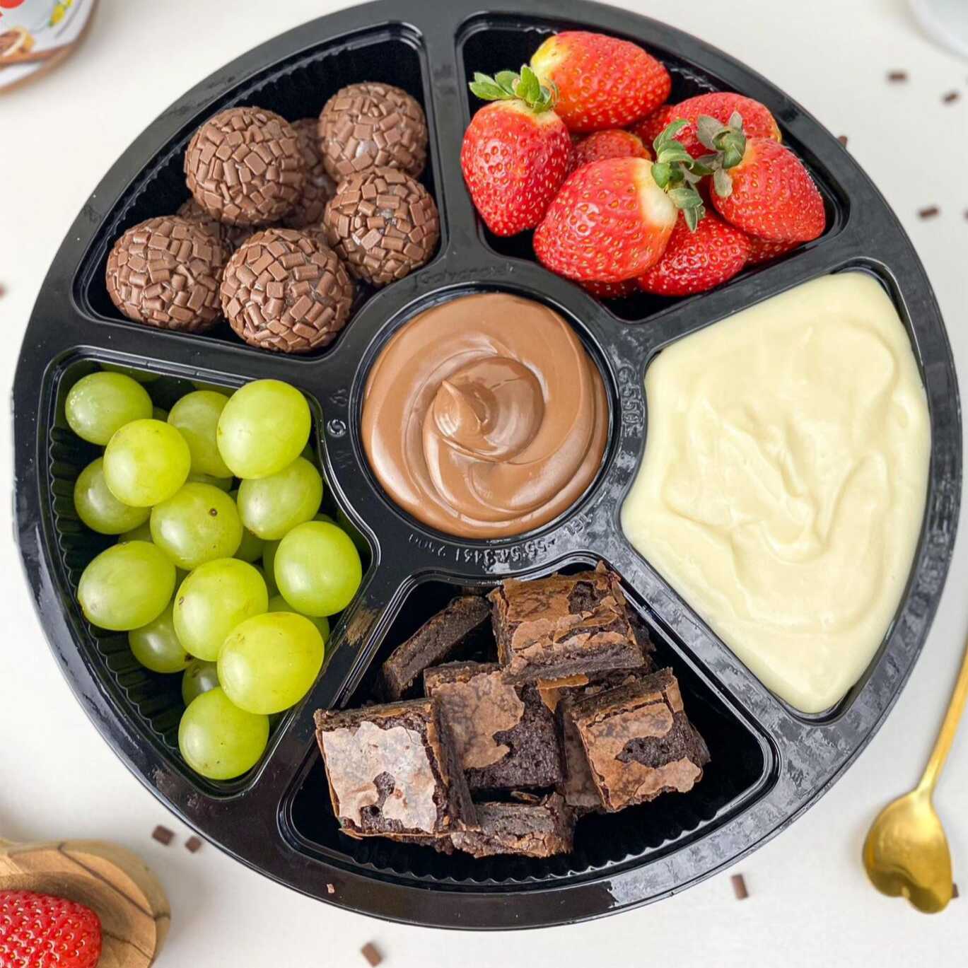 Uma experiência irresistível para compartilhar (ou não!). Nosso fondue é preparado com um delicioso creme de chocolate branco, coberto com muita Nutella cremosa e acompanhado de morangos fresquinhos, uvas selecionadas, brownies macios e brigadeiros artesanais. A combinação perfeita de cremosidade, chocolate e frutas para transformar qualquer momento em uma ocasião especial.