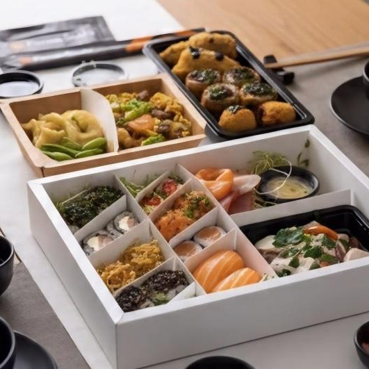 30g edamame vagem com flor de sal 40g sunomono 100g ceviche 02 bolinho de salmão 04 hot filadelfia c/ crispy de couve 02 mini temaki frito 04 guioza suína 02 pçs sashimi salmão 02 pçs sashimi tilápia 02 pçs sashimi atum 02 pçs uramaki filadélfia 02 pçs uramaki de camarão c/ tarê, raspa de limão e cebolinha 02 pçs uramaki spicy c/ sweet chilli e crispy de alho poró 02 pçs uramaki skin c/ tarê e crispy de couve 02 pçs joy salmão 02 pçs nigiri salmão 02 pçs hossomaki salmão 02 pçs morango joy Acompanha: 01 sachê de wasabi 2,5g 01 gengibre agridoce em conserva 20g 01 molho sweet chilli 25g 02 sachê molho tarê 8g 02 nozoki 02 hashi 02 sachê shoyu premium mitsuwa 8ml 02 sachê shoyu suave mitsuwa 8ml