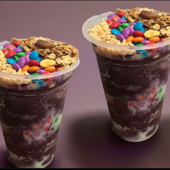 Compre um açaí de 500 ml e ganhe outro. Escolha seus 3 adicionais grátis.