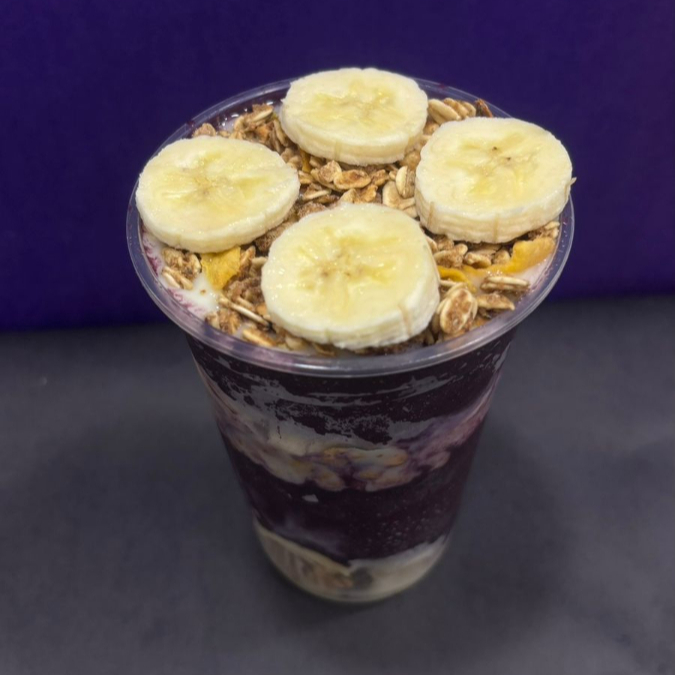 Delicioso e cremoso açai com leite condensado,banana e granola, ideal para qualquer hora do Dia.