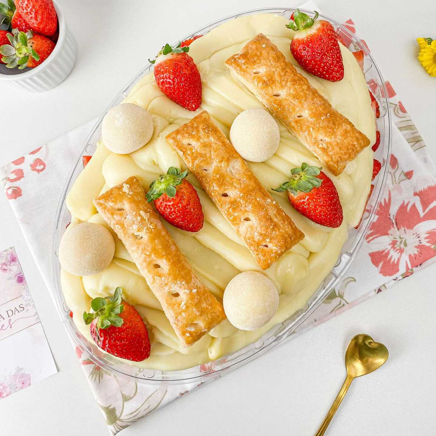 Camadas de creme de chocolate branco e mil folhas crocantes, finalizadas com morangos frescos, brigadeiro de Leite Ninho e um toque extra de crocância. Daquelas sobremesas que reúnem todo mundo em volta da mesa.
Observação: O peso pode variar de acordo com a densidade dos recheios.