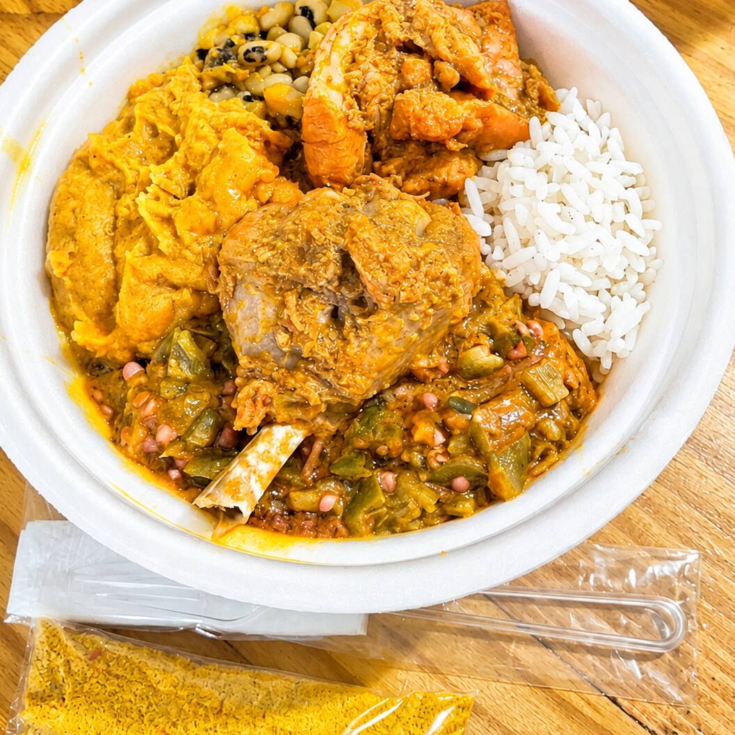 Comida baiana composta por arroz, caruru, vatapá, feijão fradinho, farofa de dendê e xinxim de frango.