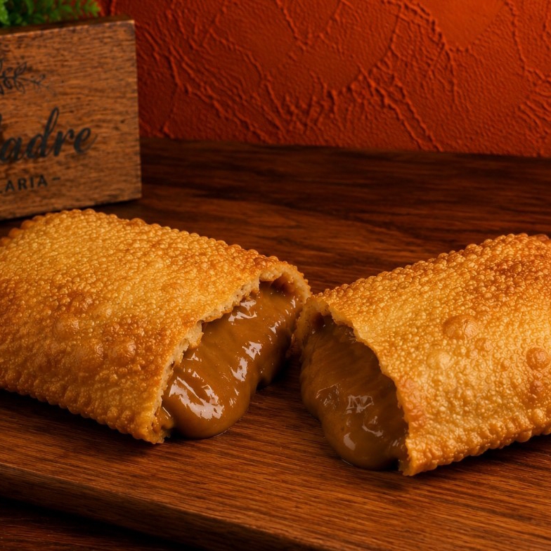 Nosso Pastel de Doce de Leite é um verdadeiro deleite para os amantes de doces, feito com generoso recheio de doce de leite, cremoso e de sabor intenso, que derrete na boca e proporciona uma experiência gastronômica inigualável.