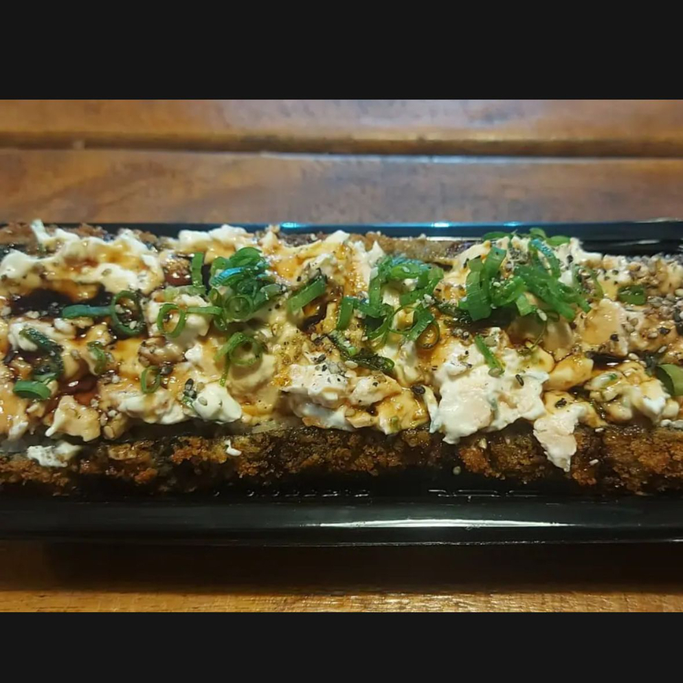 O Super Hot Grelhado é empanado e frito, recheado com Salmão grelhado, cream cheese, cebolinha, gergelim e um delicioso tarê.