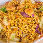 Macarrão asiático salteado com camarões e legumes com molho de soja