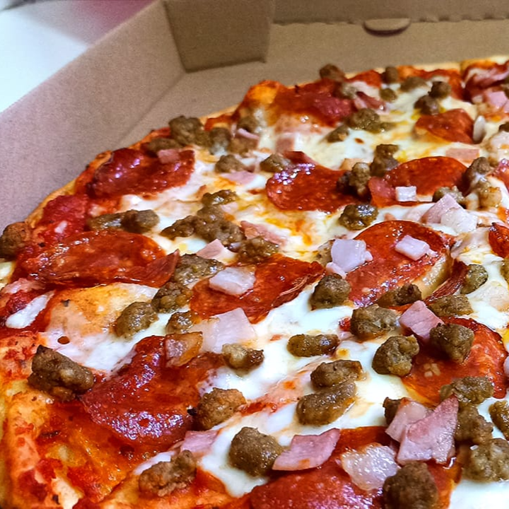Pizza de Tres Carnes.