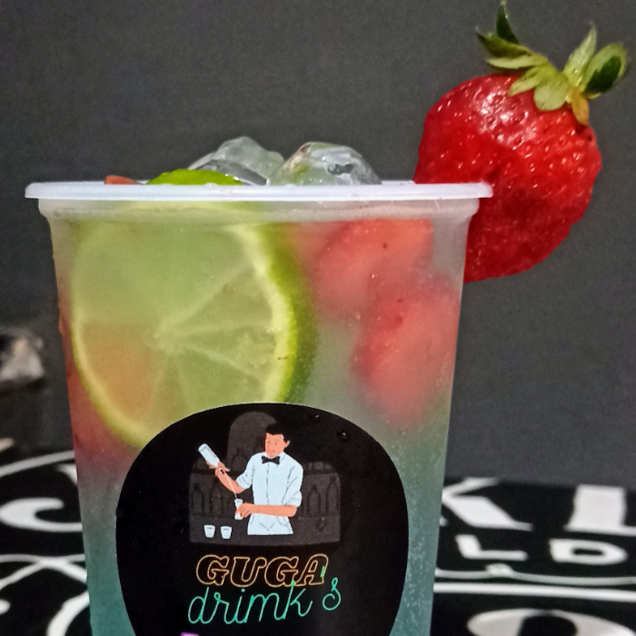 Maravilhoso drink feito com, vodka, curaçau blue ( licor de laranja ), suco de limão siciliano, refrigerante de limão, fatias de morango e gelo.