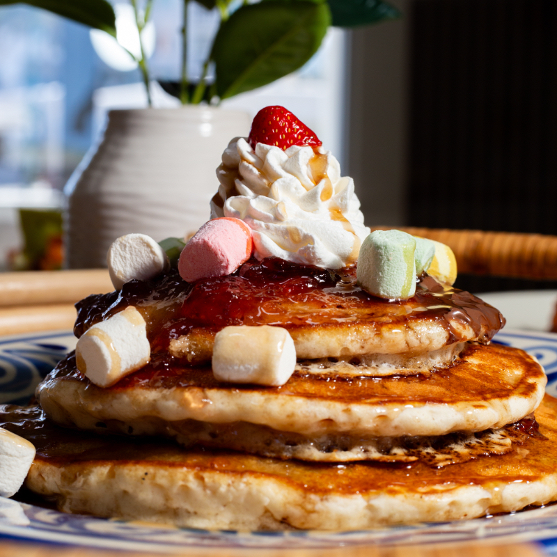 Hot Cakes (con Aderezo de Fruta del Día)