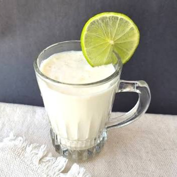 Limão, leite condensado, vodka e gelo