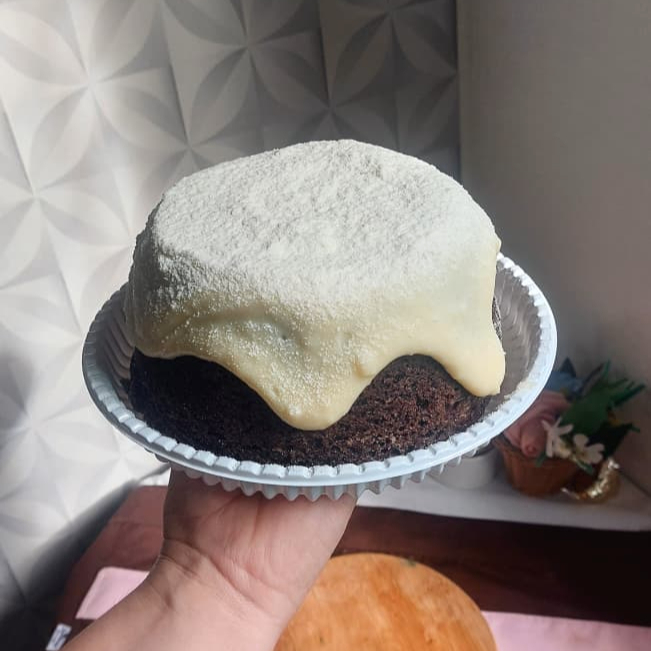 ATENÇÃO!! Para que ele chegue inteirinho e lindo na sua mesa, nós enviamos a massa levemente resfriada. Assim, garantimos a estrutura sem perder a fofura! 🏻 Na hora de consumir: - Sirva sua fatia generosa. - Aqueça por 20 segundos no micro-ondas.️ - Pronto!! A massa volta a ficar ultra macia e derrete na boca! Prefere esperar? Deixe alguns minutos em temperatura ambiente e aproveite. (Serve de 8 a 10 porções)