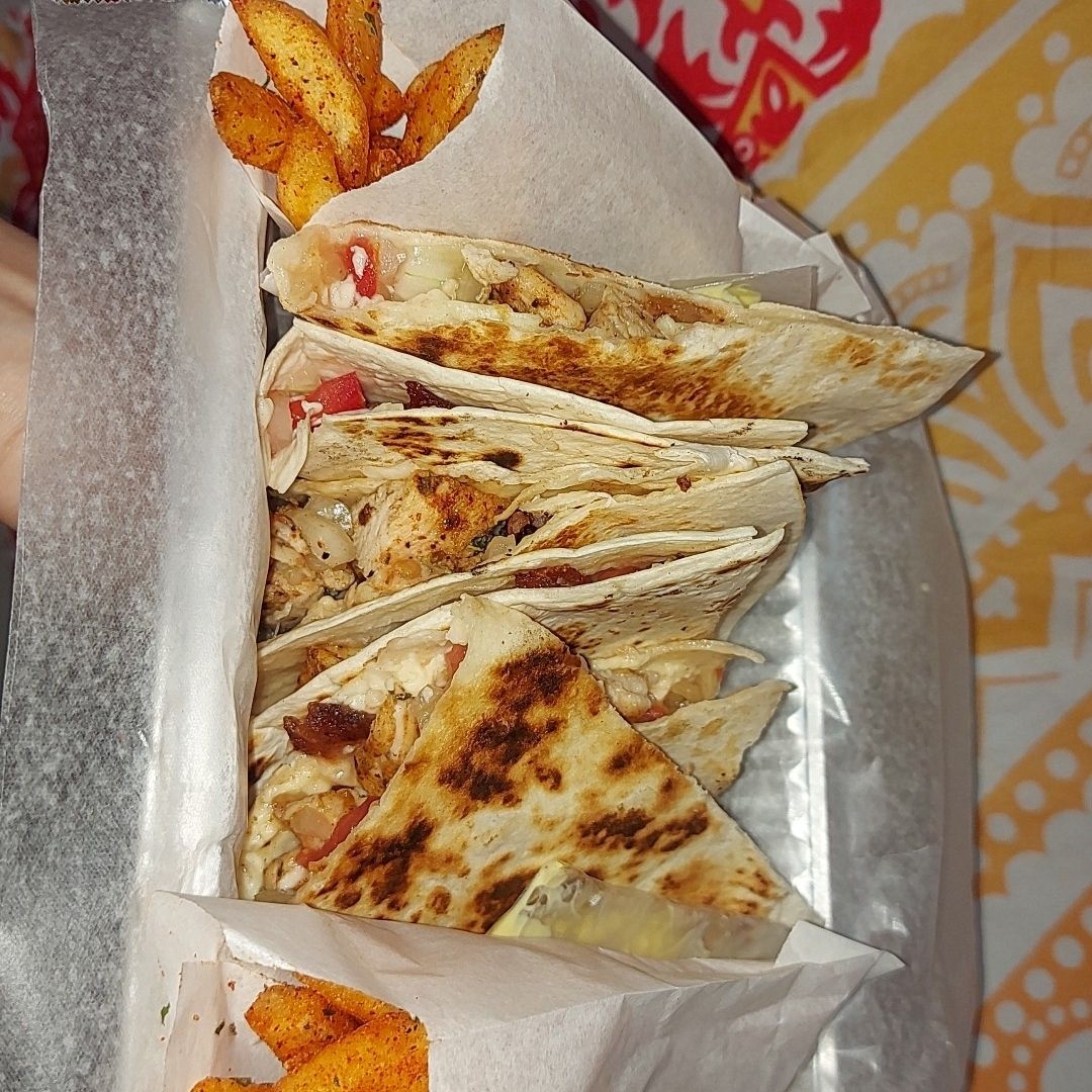 6 Quesadillas de Pollo Bacon + 2 Ordenes de Papas