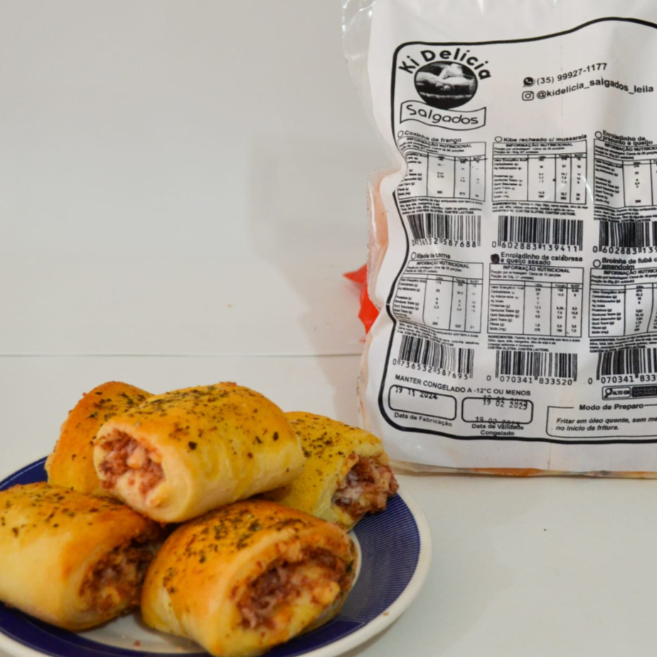 Enroladinho de Calabresa 500grs assado e congelado, pronto pra aquecer e servir