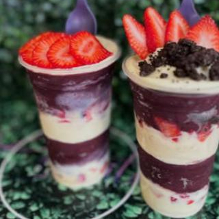 delicioso açai truafado com mousse de ninho, leite condensado, morangos e bolacha oreo
