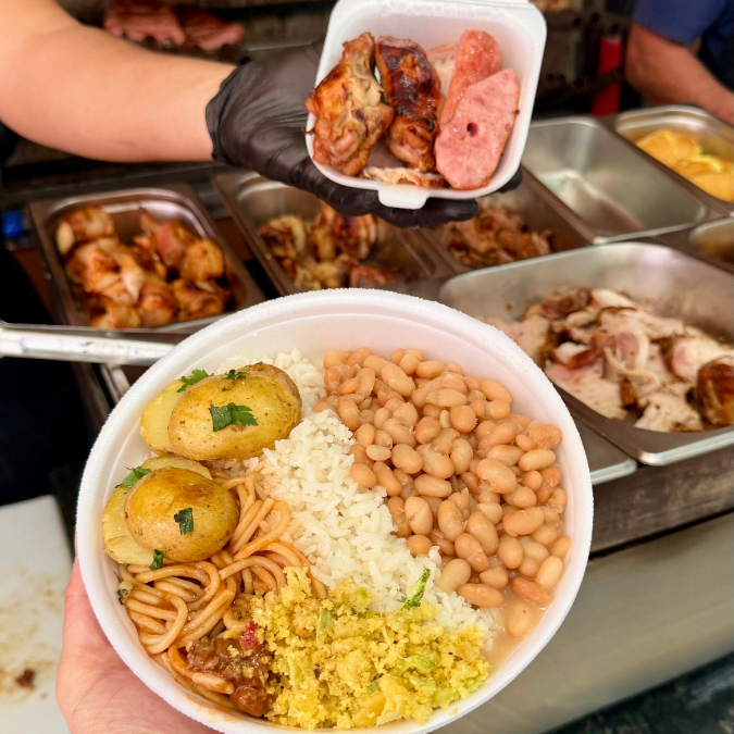 Arroz, feijão, 3 acompanhamentos + SALADA e 2 opções de carnes.