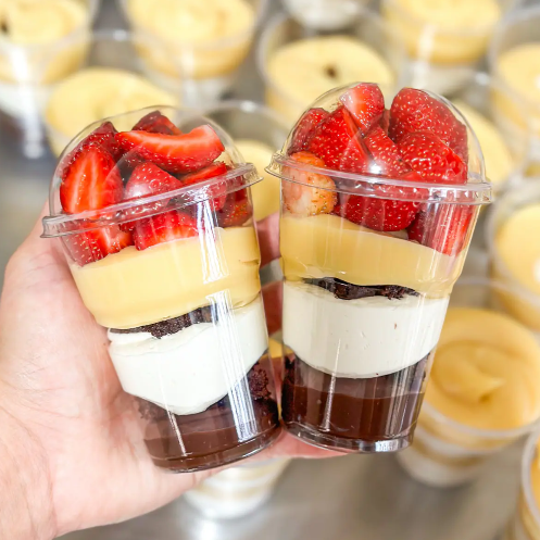 Brigadeiro de cacau 50%, brownie, creme de Ninho, brigadeiro de Ninho e morangos frescos. Tamanho de 250ml - serve 1 pesso