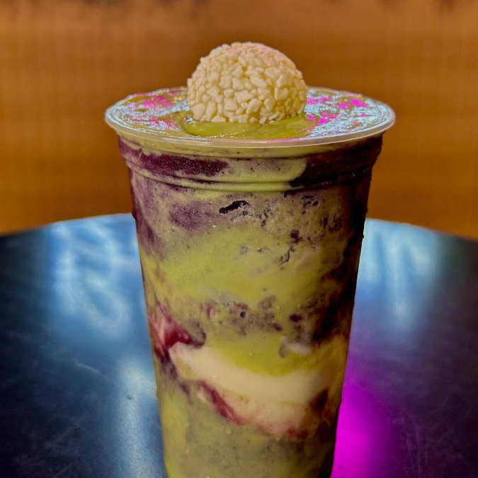 Açaí com Creme de Pistache, Creme de Leite Ninho e finalizado com brigadeiro de Ninho: Uma combinação irresistível que é pura gostosura!