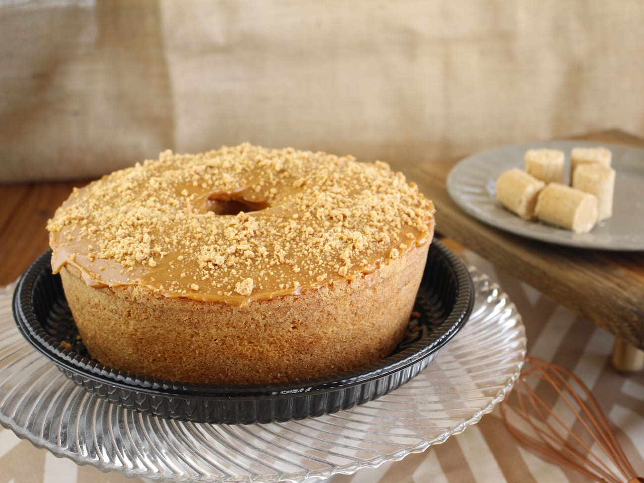 ¿ Bolo Paçoquita
Rende de 8 a 10 fatias. Pesa Aprox. 900g. Comercializado em Temperatura ambiente. Vendido Pronto para consumo. Contém glúten, lactose, ovos e nozes. Conservar em local fresco e seco. Consumir em até 3 dias.
O sonho de qualquer amante de amendoim. Unimos a icônica Paçoquita à cremosidade do doce de leite cobrindo o bolo com uma massa aerada e cheia de sabor. A cobertura traz o contraste da textura da paçoca esfarelada que a gente tanto ama. Um encontro de gigantes nacionalme