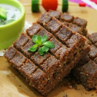 Este Kibe Assado, pertencente à apreciada categoria dos Kibes, é uma verdadeira obra-prima da culinária. Repleto de um suculento recheio de carne moída acebolado temperada com especiarias árabes