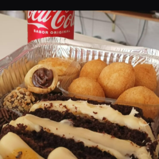 Kit festa acompanha 2 fatias de bolo,6 docinhos,10 salgados fritos 2 salgados de forno e um refrigerante de 1litro