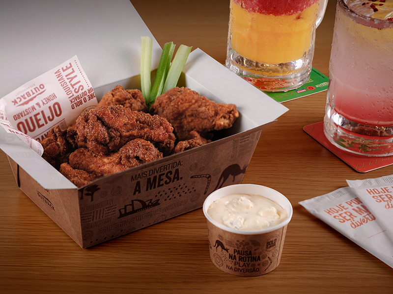 10 coxinhas da asa de frango (cerca de 50g cada), empanadas com um blend de temperos à sua escolha. Servidas com molho tipo Blue Cheese e aipo crocante. Nas opções light, médio ou hot.