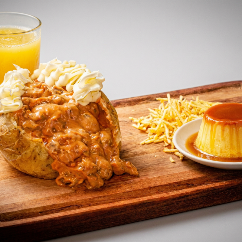Uma suculenta Batata Inglesa de strogonoff de frango + 1 coca 350ml + 1 delicioso mini pudim.
