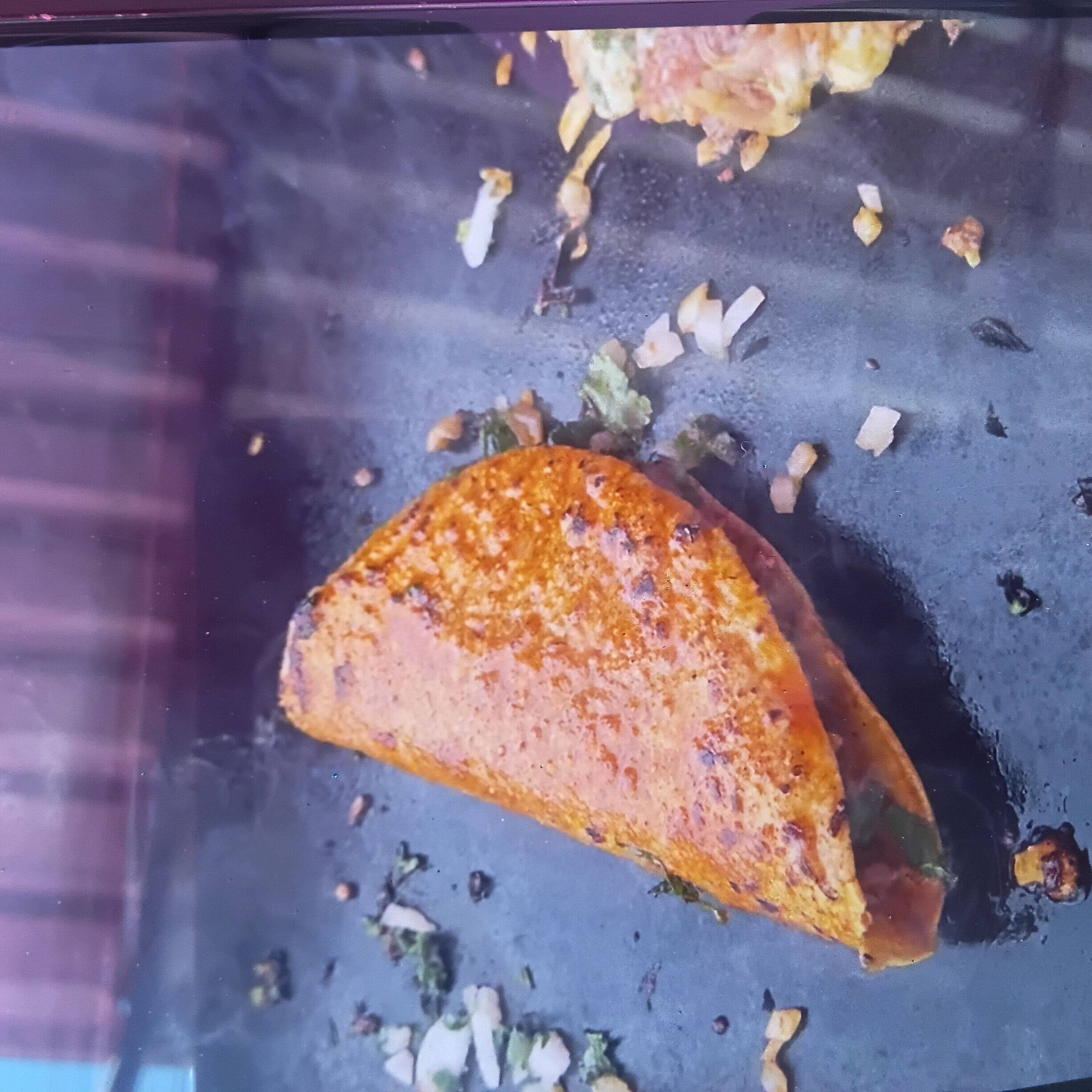 Quesabirria de maiz tortilla tortiada