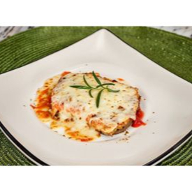 Porção 100g de Frango à parmegiana com empanado crocante, coberto com molho de tomate e queijo derretido, perfeito para deixar seu prato ainda mais saboroso.