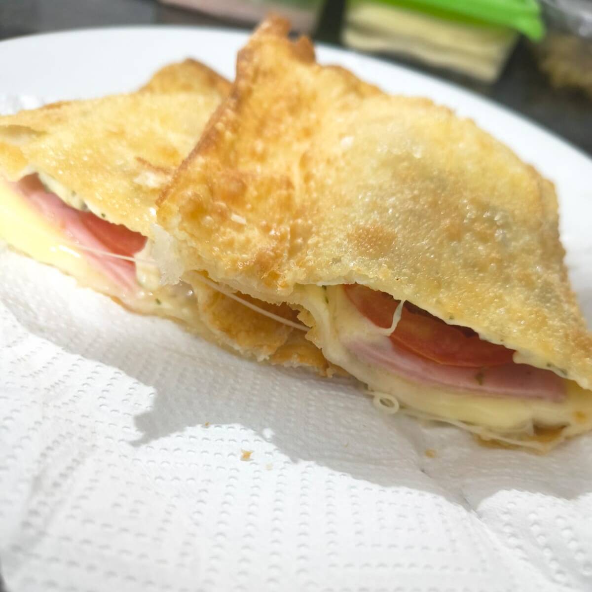 Ingredientes: presunto, queijo mussarela, tomate e orégano.