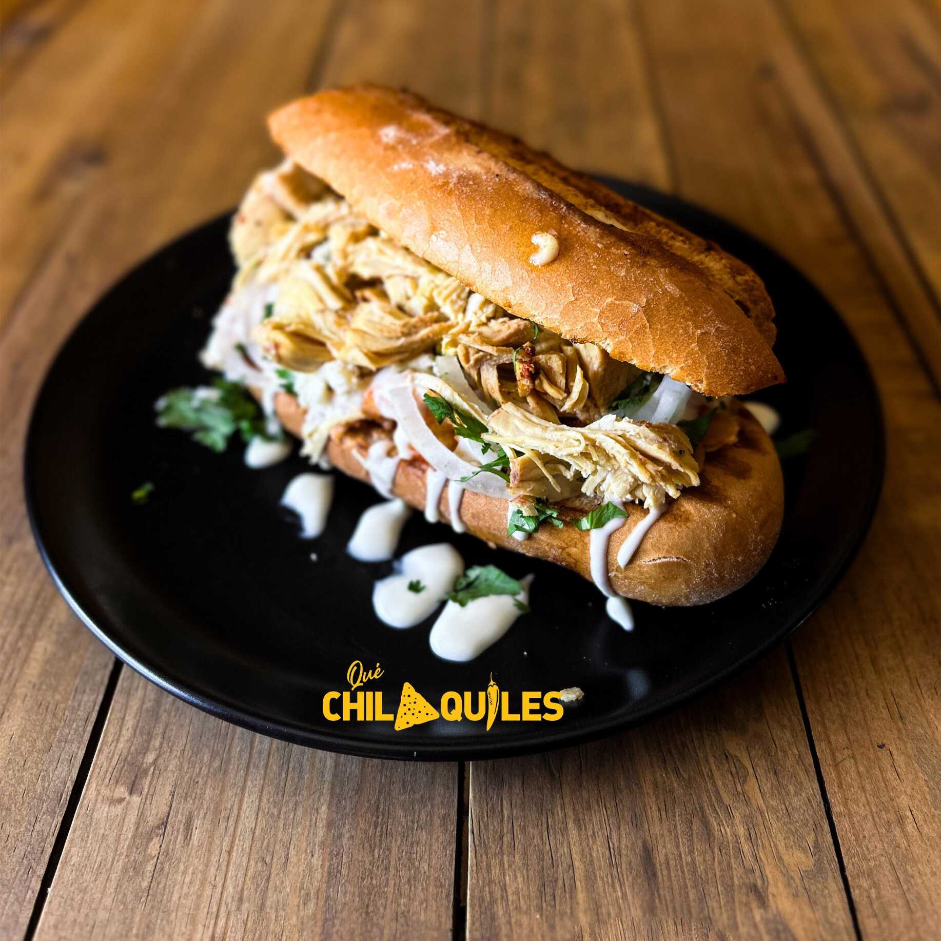 MEGA TORTA DE CHILAQUILES CON PROTEINA + BEBIDA