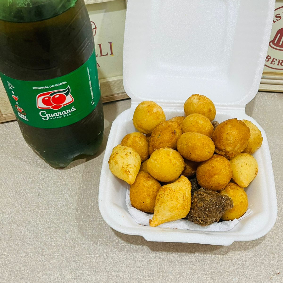 Porção com 25 salgadinhos fritos (mistos a escolha do restaurante) acompanhados de um Guaraná Antarctica de 1 Litro.