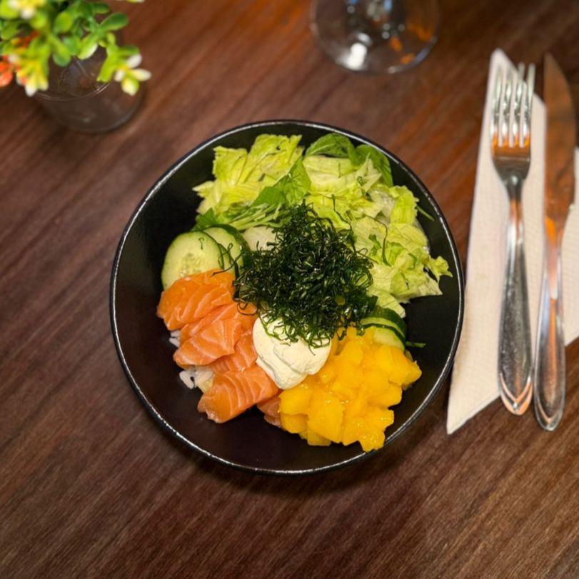 Arroz integral, mix de folhas, cubos de manga fresca, pepino japonês, cream cheese, nozes crocantes e chips de batata-doce. Equilíbrio perfeito entre frescor, dulçor natural e crocância.