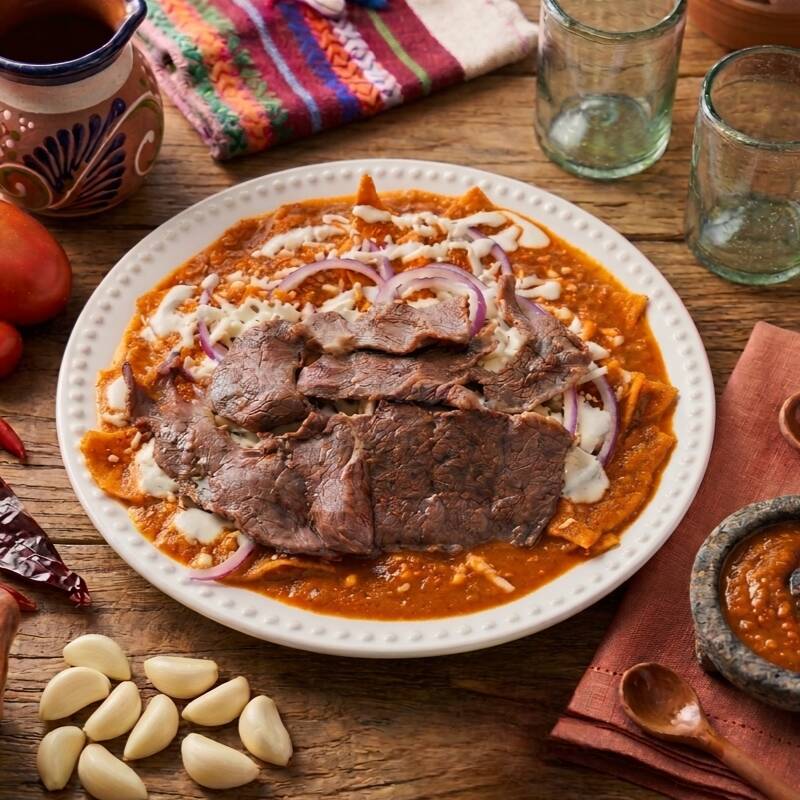 Chilaquiles Rojos con Bisteck