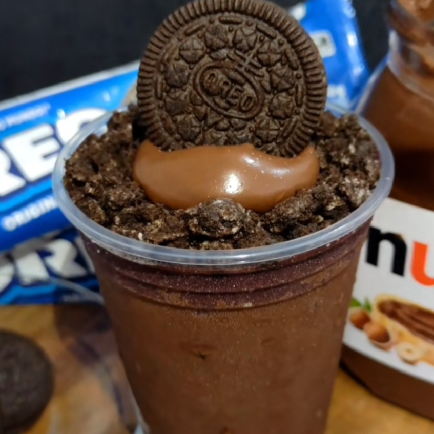 Açaí cremoso, copo recheado com Nutella. Finalizado com pó de biscoito Oreo.