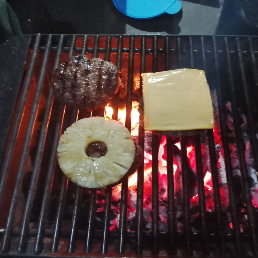 Hamburguesa con Piña y Queso Americano