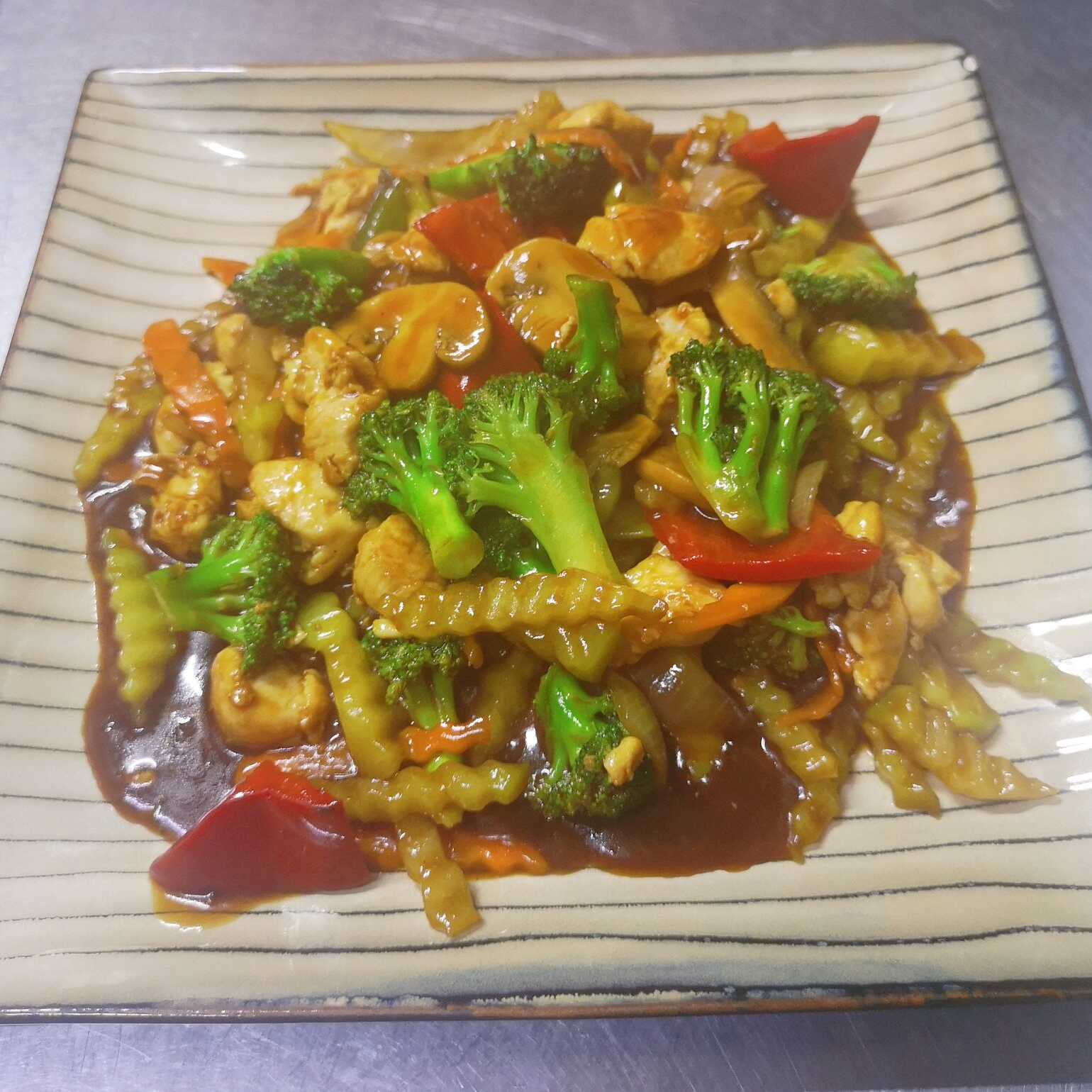 Pollo en trozos con vegetales en salsa de ostiones