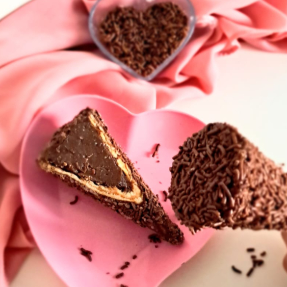 com brigadeiro cremoso, cobertura de chocolate e granulados, trazendo a combinação perfeita de chocolate e doçura em cada mordida 🍫✨