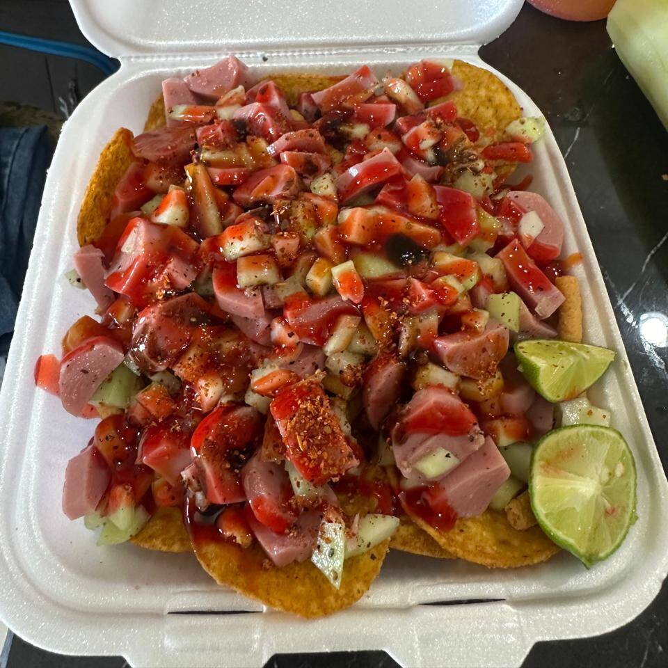 MEGA CHAROLA DE TOSTITOS CON CEVICHE DE SALCHICHA