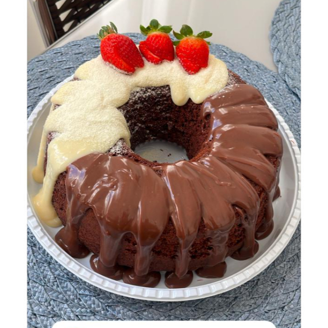 massa chocolate cobertura metade brigadeiro ninho outra metade brigadeiro 50%